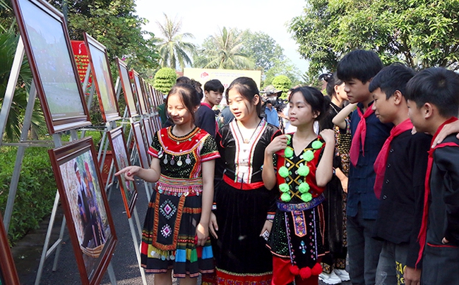 Yên Bái khai mạc Triển lãm ảnh “Di sản Nghệ thuật Xòe Thái Việt Nam” và “Ảnh đẹp du lịch 8 tỉnh Tây Bắc” mở rộng năm 2022 - Ảnh 2.