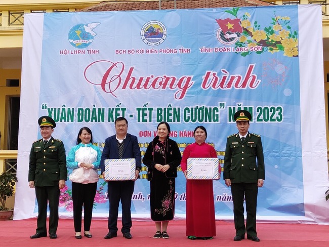 &quot;Cùng bạn đọc sách&quot; hưởng ứng Chương trình &quot;Xuân đoàn kết - Tết biên cương&quot; - Ảnh 1.