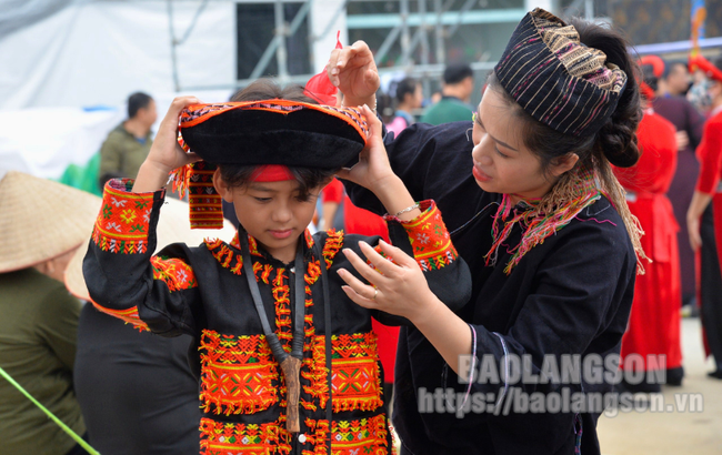Lạng Sơn: Khơi dậy niềm tự hào về trang phục truyền thống các dân tộc - Ảnh 1.