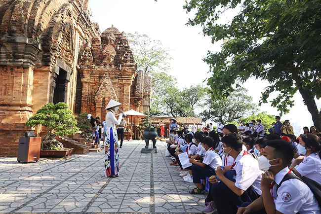 Khánh Hòa: Nâng cao chất lượng thuyết minh, giới thiệu di tích - Ảnh 1.