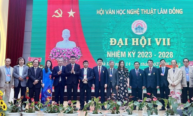 Nhà thơ Thanh Dương Hồng được bầu Chủ tịch Hội Văn học Nghệ thuật Lâm Đồng - Ảnh 2.