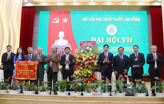 Nhà thơ Thanh Dương Hồng được bầu Chủ tịch Hội Văn học Nghệ thuật Lâm Đồng - Ảnh 1.