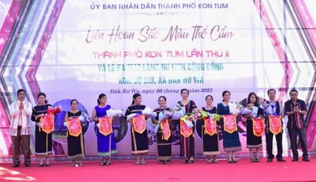 Kon Tum: Khai mạc Liên hoan sắc màu thổ cẩm và ra mắt làng du lịch cộng đồng Kon Jơ Ri - Ảnh 1.