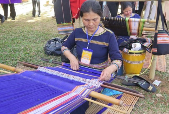 Kon Tum: Khai mạc Liên hoan sắc màu thổ cẩm và ra mắt làng du lịch cộng đồng Kon Jơ Ri - Ảnh 2.