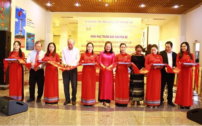 Trưng bày chuyên đề “Trang phục truyền thống các dân tộc ở Đắk Lắk” và ra mắt hoạt động chuyển đổi số tại Bảo tàng Đắk Lắk - Ảnh 1.