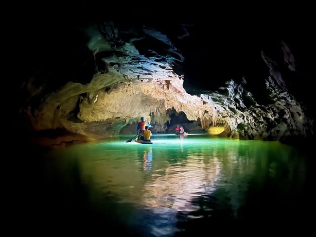 Quảng Bình: Phát hiện, khám phá thêm 22 hang động mới dài gần 12km - Ảnh 1.