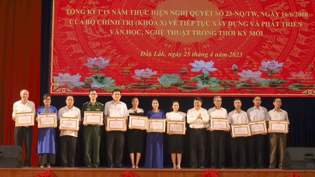 Đắk Lắk: Quan tâm đầu tư nguồn lực cho phát triển văn học, nghệ thuật - Ảnh 2.