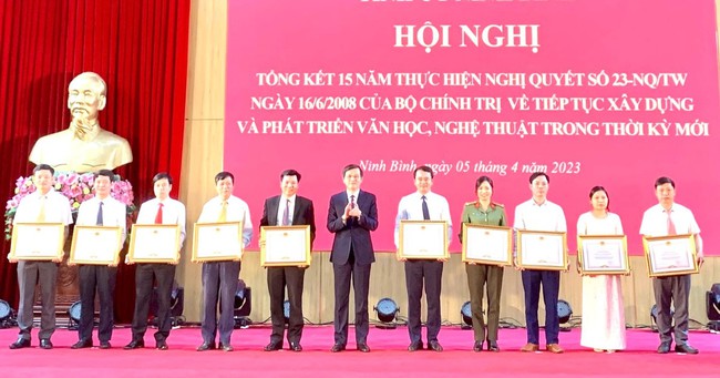 Nhiều chuyển biến mới trong hoạt động văn học, nghệ thuật ở Ninh Bình - Ảnh 1.