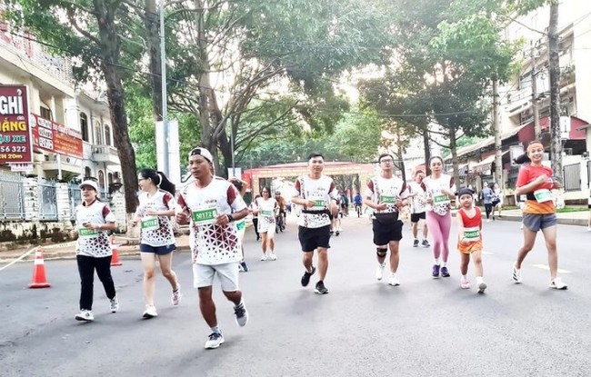 Hơn 2.000 vận động viên tham gia giải Đắk Lắk Marathon 2023 - Ảnh 1.