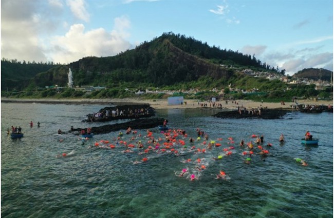 Gần 250 VĐV tham gia Giải bơi vượt biển Lý Sơn - Ảnh 1.