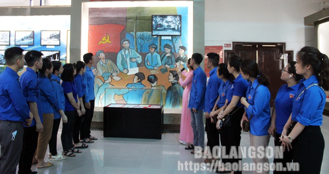 Lạng Sơn: Giáo dục truyền thống qua các tư liệu, hiện vật tại Bảo tàng tỉnh - Ảnh 1.