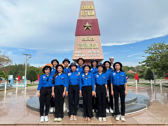 Kết thúc tốt đẹp chuyến công tác của Đoàn nghệ thuật xung kích tình nguyện Trường Đại học Văn hóa Hà Nội ra thăm quần đảo Trường Sa và Nhà dàn DK1 - Ảnh 1.