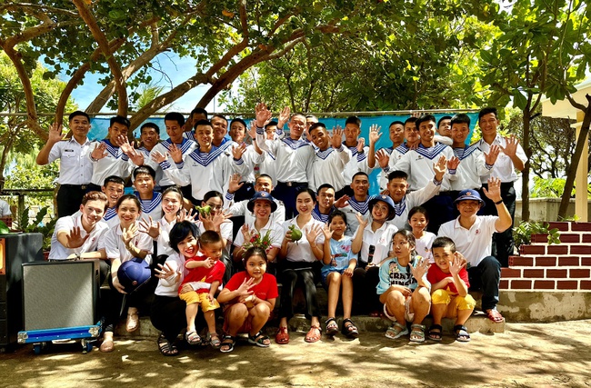 Kết thúc tốt đẹp chuyến công tác của Đoàn nghệ thuật xung kích tình nguyện Trường Đại học Văn hóa Hà Nội ra thăm quần đảo Trường Sa và Nhà dàn DK1 - Ảnh 6.