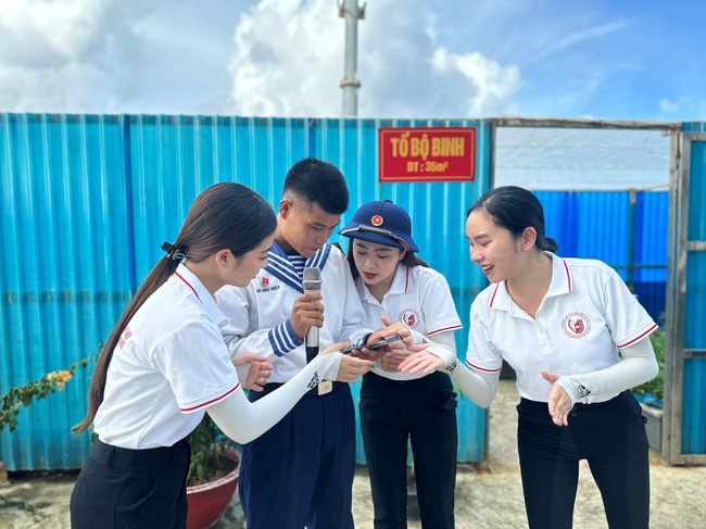 Kết thúc tốt đẹp chuyến công tác của Đoàn nghệ thuật xung kích tình nguyện Trường Đại học Văn hóa Hà Nội ra thăm quần đảo Trường Sa và Nhà dàn DK1 - Ảnh 10.