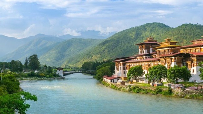 Bhutan giảm thuế du lịch cho khách lưu trú dài ngày - Ảnh 1.