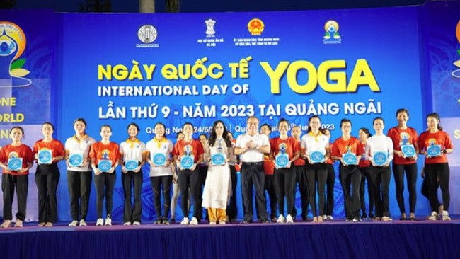 Gần 1.000 người tham gia Ngày quốc tế Yoga tại Quảng Ngãi - Ảnh 1.