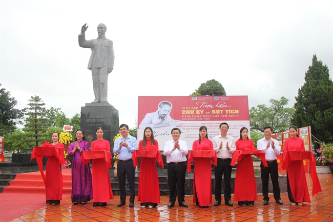 Khu Di tích Phủ Chủ tịch phối hợp thực hiện triển lãm “Sưu tập chữ ký và bút tích của Chủ tịch Hồ Chí Minh”  - Ảnh 1.