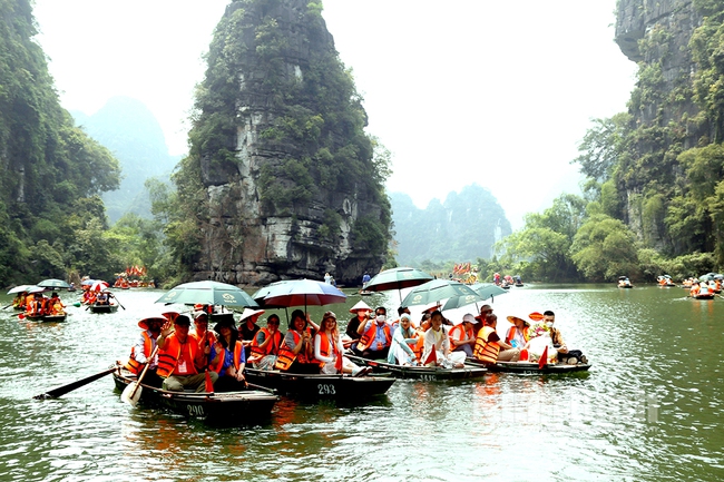 Trên 4,5 triệu lượt du khách đến Ninh Bình trong 6 tháng đầu năm - Ảnh 1.