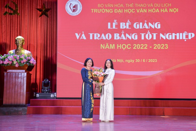Trường Đại học Văn hóa Hà Nội: Bế giảng và trao bằng tốt nghiệp năm học 2022-2023 - Ảnh 8.
