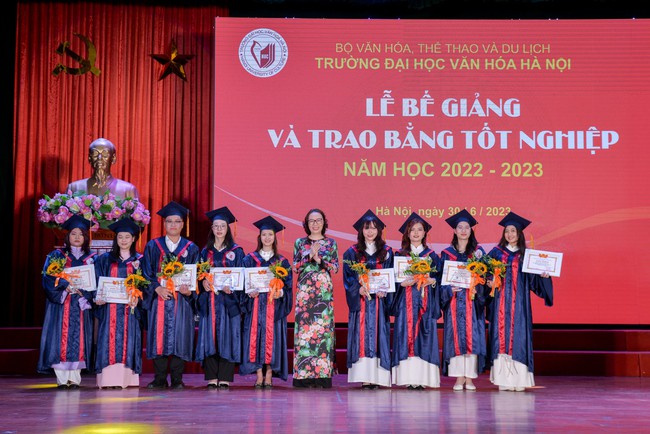 Trường Đại học Văn hóa Hà Nội: Bế giảng và trao bằng tốt nghiệp năm học 2022-2023 - Ảnh 7.