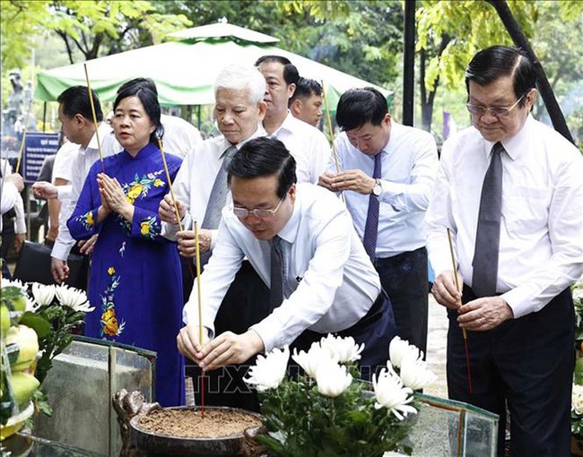 Chủ tịch nước Võ Văn Thưởng dâng hương tưởng niệm các Anh hùng liệt sĩ tại Nghĩa trang Hàng Dương - Ảnh 5.