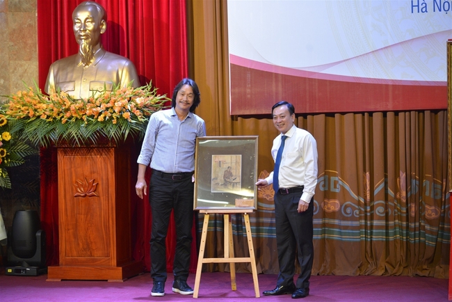Bảo tàng Hồ Chí Minh tổ chức Lễ tiếp nhận các tác phẩm nghệ thuật về Chủ tịch Hồ Chí Minh của họa sĩ Văn Giáo - Ảnh 6.