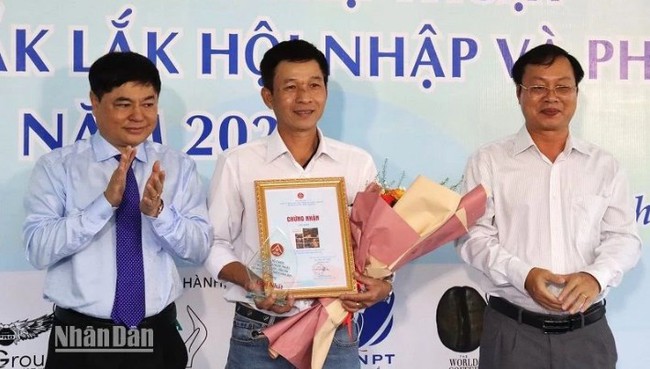 Đắk Lắk trao giải và khai mạc Triển lãm ảnh nghệ thuật “Buôn Ma Thuột-Đắk Lắk hội nhập và phát triển” năm 2023 - Ảnh 1.