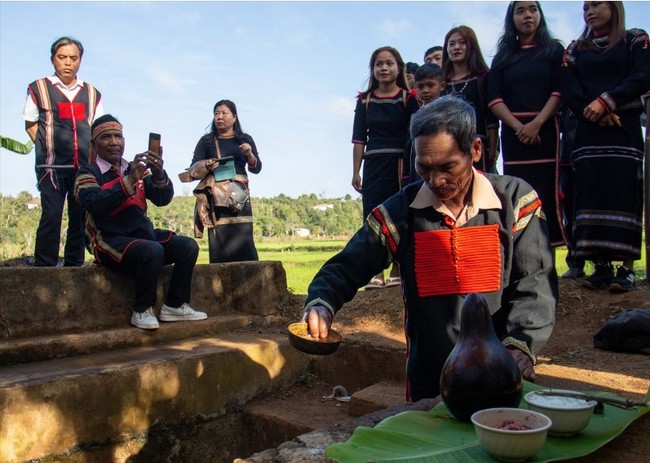 Bảo tồn lễ hội truyền thống tại các địa phương khai thác, xây dựng sản phẩm phục vụ phát triển du lịch - Ảnh 1.