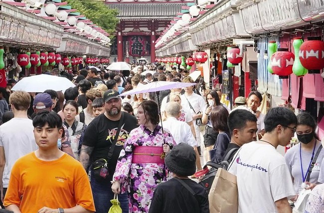 Lượng du khách nước ngoài đến Nhật Bản phục hồi về mức trước dịch COVID-19 - Ảnh 1.