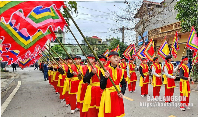 Lạng Sơn: Giáo dục giá trị văn hóa, truyền thống đến học sinh qua lễ hội - Ảnh 1.
