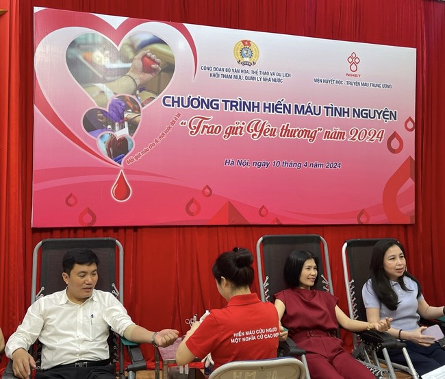 Công đoàn Khối Tham mưu quản lý nhà nước tổ chức ngày hội Hiến máu tình nguyện &quot;Trao gửi yêu thương&quot; - Ảnh 1.