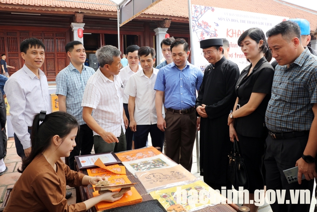 Bắc Ninh: Khai mạc “Không gian trưng bày tái hiện chợ tranh Đông Hồ” - Ảnh 2.