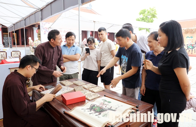 Bắc Ninh: Khai mạc “Không gian trưng bày tái hiện chợ tranh Đông Hồ” - Ảnh 4.