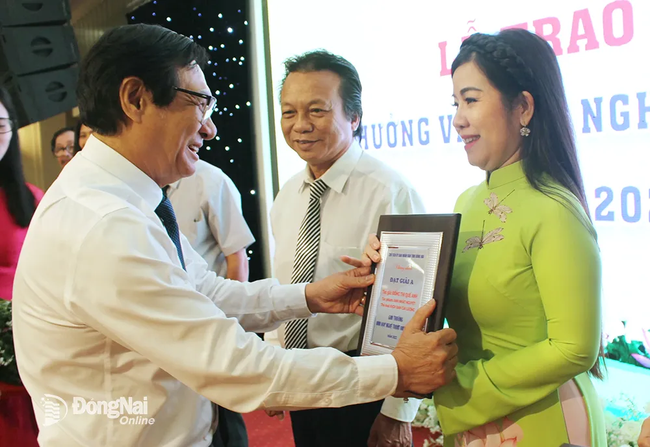 Đồng Nai trao 40 Giải thưởng Văn học nghệ thuật năm 2023 - Ảnh 1.