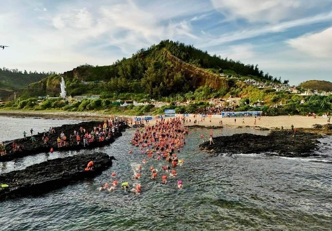 Quảng Ngãi: 600 vận động viên đến từ 10 quốc gia tranh tài Giải Bơi vượt biển Lý Sơn - Ảnh 1.