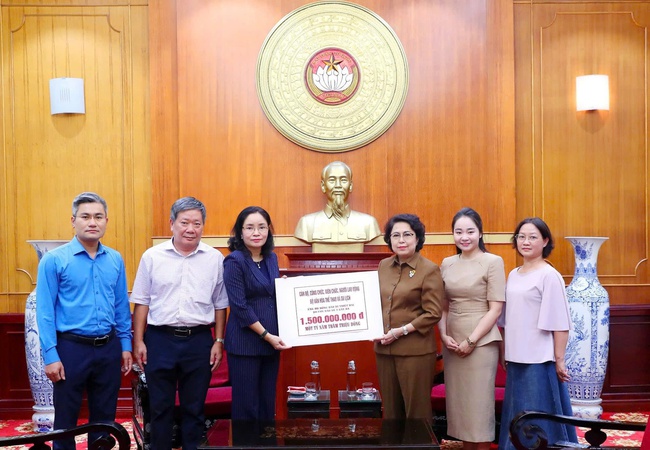 Bộ Văn hóa, Thể thao và Du lịch trao 1,5 tỷ đồng ( đợt 1) ủng hộ đồng bào bị thiệt hại bởi bão lũ - Ảnh 2.