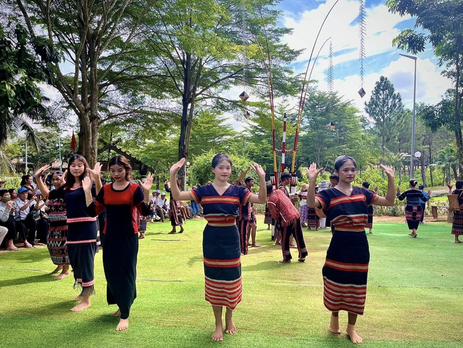 Khám phá bản sắc văn hóa các dân tộc Việt Nam qua chuỗi sự kiện &quot;Em là hoa của núi” - Ảnh 1.