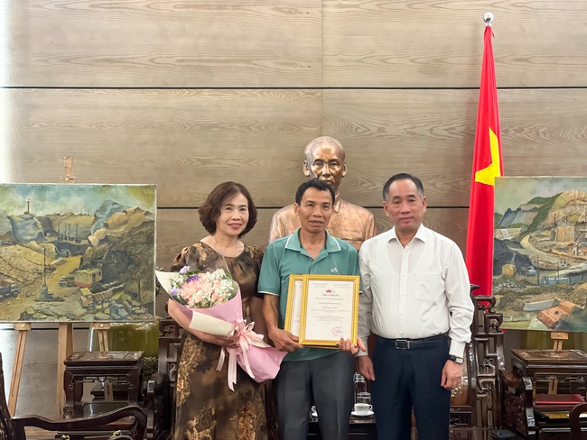 Gia đình họa sĩ Ngô Phương Cúc trao tặng 9 bức tranh cho Bảo tàng Mỹ thuật Việt Nam - Ảnh 2. Gia đình họa sĩ Ngô Phương Cúc trao tặng 9 bức tranh cho Bảo tàng Mỹ thuật Việt Nam - Ảnh 2.