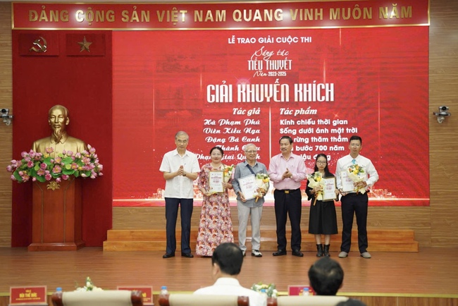 Tôn vinh các tác giả, tác phẩm xuất sắc tại Cuộc thi Sáng tác Tiểu thuyết 2023 – 2025 - Ảnh 4. Tôn vinh các tác giả, tác phẩm xuất sắc tại Cuộc thi Sáng tác Tiểu thuyết 2023 – 2025 - Ảnh 4.