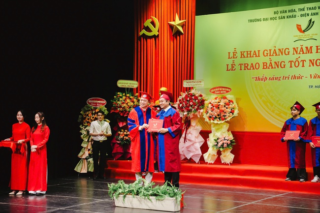 Sân khấu và điện ảnh không chỉ là nghệ thuật, mà còn là vũ khí để xây dựng một Việt Nam hùng cường - Ảnh 6. Sân khấu và điện ảnh không chỉ là nghệ thuật, mà còn là vũ khí để xây dựng một Việt Nam hùng cường - Ảnh 6.