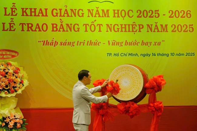 Sân khấu và điện ảnh không chỉ là nghệ thuật, mà còn là vũ khí để xây dựng một Việt Nam hùng cường - Ảnh 3. Sân khấu và điện ảnh không chỉ là nghệ thuật, mà còn là vũ khí để xây dựng một Việt Nam hùng cường - Ảnh 3.
