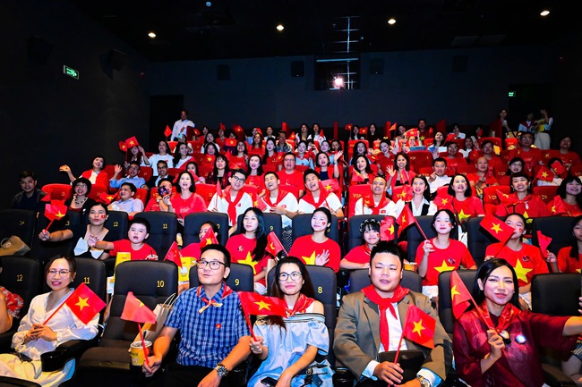 Tổ quốc trong tim: The Concert Film - Lan tỏa tinh thần yêu nước bằng ngôn ngữ âm nhạc và điện ảnh - Ảnh 4. Tổ quốc trong tim: The Concert Film - Lan tỏa tinh thần yêu nước bằng ngôn ngữ âm nhạc và điện ảnh - Ảnh 4.