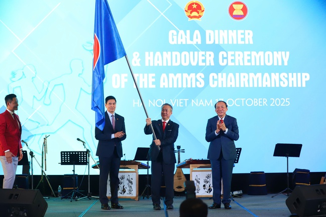 Bộ trưởng Nguyễn Văn Hùng trao cờ chuyển giao vai trò chủ nhà AMMS cho đại diện Campuchia - Ảnh 2. Bộ trưởng Nguyễn Văn Hùng trao cờ chuyển giao vai trò chủ nhà AMMS cho đại diện Campuchia - Ảnh 2.