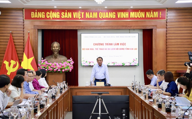 Bộ trưởng Nguyễn Văn Hùng: Gia Lai phải tạo ra hệ sinh thái văn hóa, thể thao, du lịch hiện đại, mang đậm bản sắc đại ngàn và biển xanh - Ảnh 1. Bộ trưởng Nguyễn Văn Hùng: Gia Lai phải tạo ra hệ sinh thái văn hóa, thể thao, du lịch hiện đại, mang đậm bản sắc đại ngàn và biển xanh - Ảnh 1.