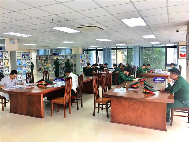 Chuyển đổi số giúp các thư viện trong Quân đội phục vụ đắc lực công tác nghiên cứu, đào tạo, huấn luyện - Ảnh 1. Chuyển đổi số giúp các thư viện trong Quân đội phục vụ đắc lực công tác nghiên cứu, đào tạo, huấn luyện - Ảnh 1.