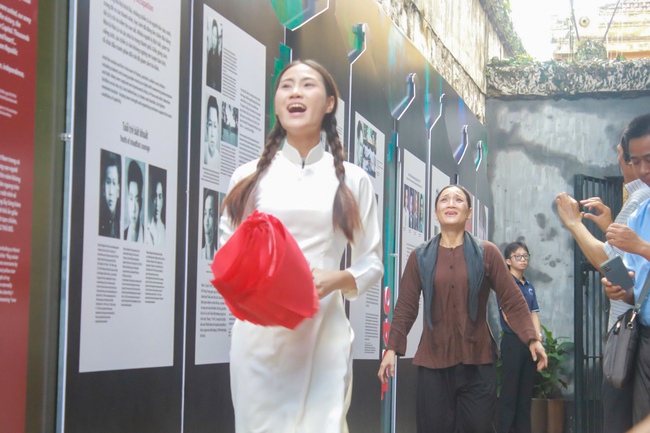 Ôn lại lịch sử hào hùng Ngày Giải phóng Thủ đô qua trưng bày “Vang mãi khúc khải hoàn” - Ảnh 8.