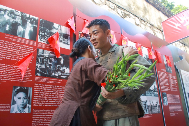 Ôn lại lịch sử hào hùng Ngày Giải phóng Thủ đô qua trưng bày “Vang mãi khúc khải hoàn” - Ảnh 7.