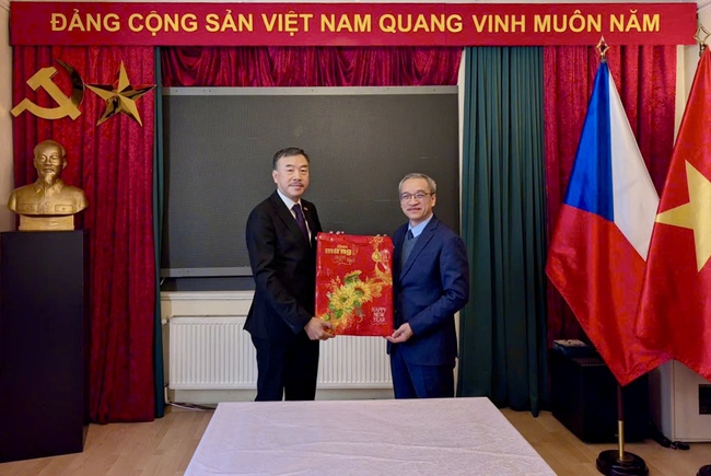 Thứ trưởng Phan Tâm thăm và làm việc với Đại sứ quán và cộng đồng người Việt Nam tại Cộng hòa Séc - Ảnh 2. Thứ trưởng Phan Tâm thăm và làm việc với Đại sứ quán và cộng đồng người Việt Nam tại Cộng hòa Séc - Ảnh 2.