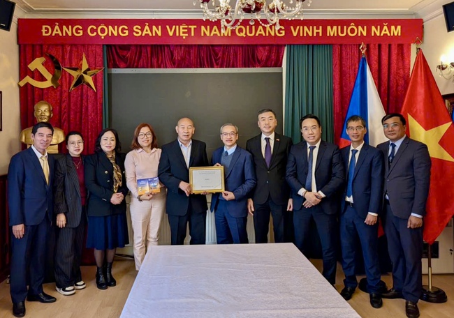 Thứ trưởng Phan Tâm thăm và làm việc với Đại sứ quán và cộng đồng người Việt Nam tại Cộng hòa Séc - Ảnh 4. Thứ trưởng Phan Tâm thăm và làm việc với Đại sứ quán và cộng đồng người Việt Nam tại Cộng hòa Séc - Ảnh 4.