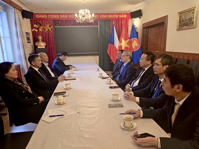 Thứ trưởng Phan Tâm thăm và làm việc với Đại sứ quán và cộng đồng người Việt Nam tại Cộng hòa Séc - Ảnh 1. Thứ trưởng Phan Tâm thăm và làm việc với Đại sứ quán và cộng đồng người Việt Nam tại Cộng hòa Séc - Ảnh 1.